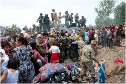 militari Uzbek aiutano la popolazione a scappare dal Kyrgyzstan (www.eurasianet.org)