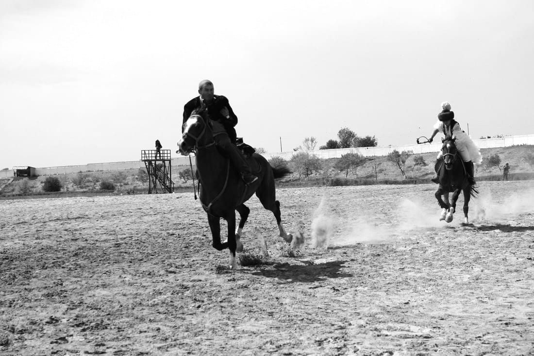 Kyz Kuu - una corsa a cavallo uomo contro donna