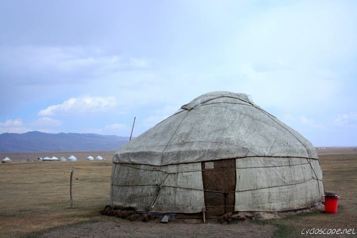 Song Kul: un Lago Vicino al Cielo (o Fat your Herds and Get Away) 9