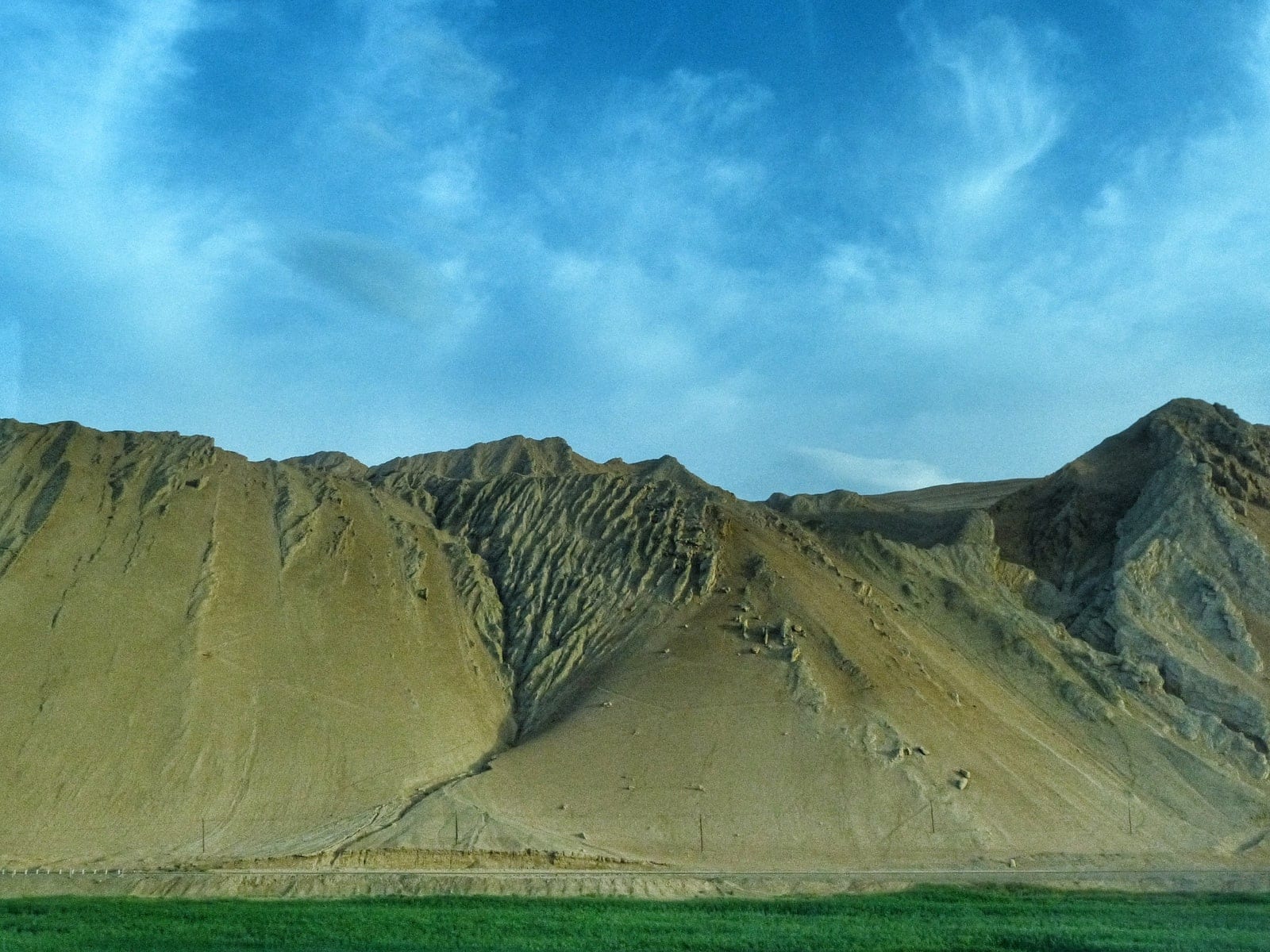 montagne fiammeggianti vicino a Turpan