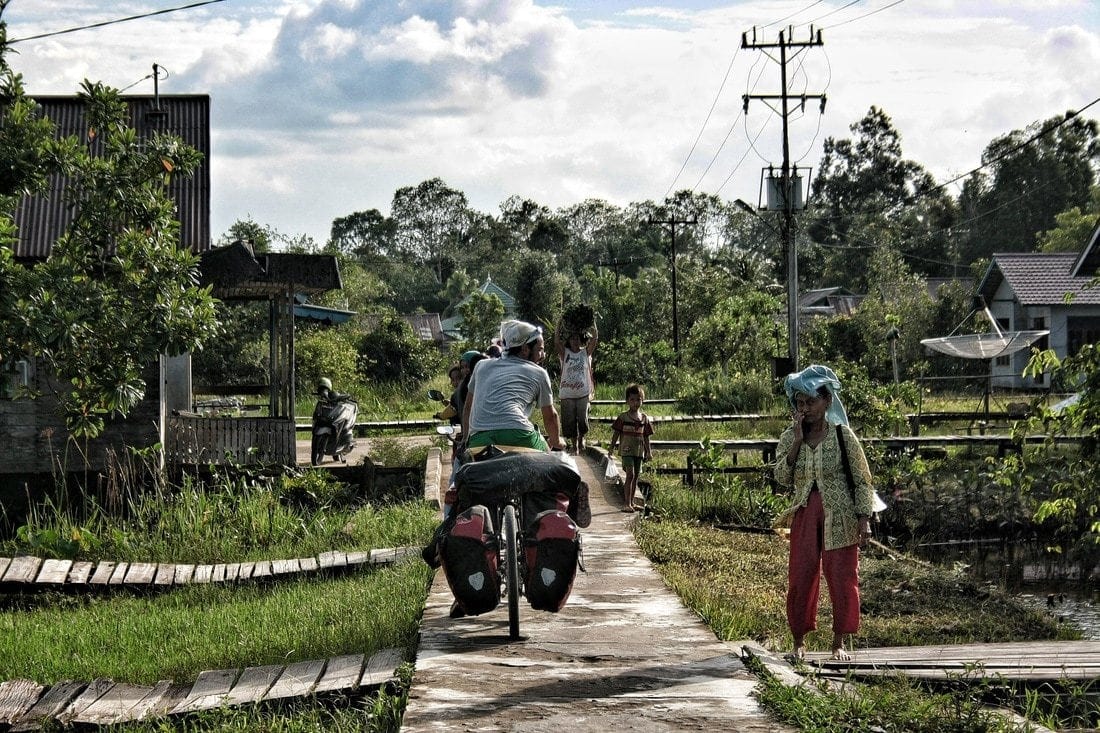 Budget Travel in Borneo - hints for bike travelers and adventurous backpackers