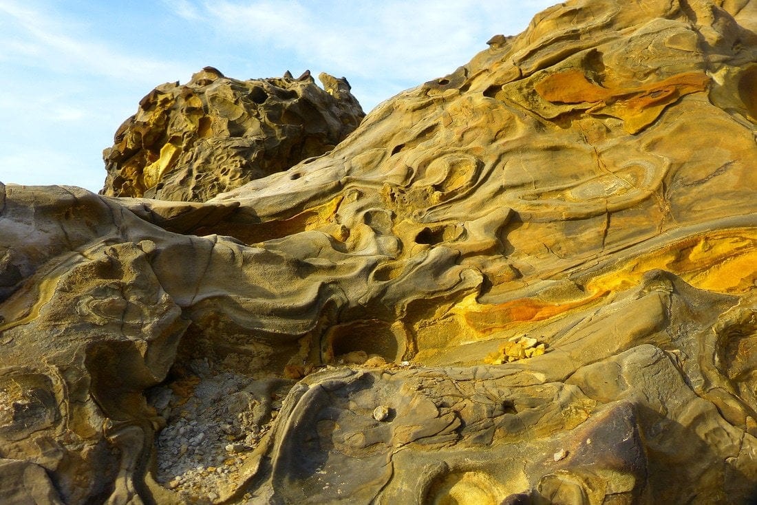 un dettaglio delle rocce della spiaggia di Tusan 