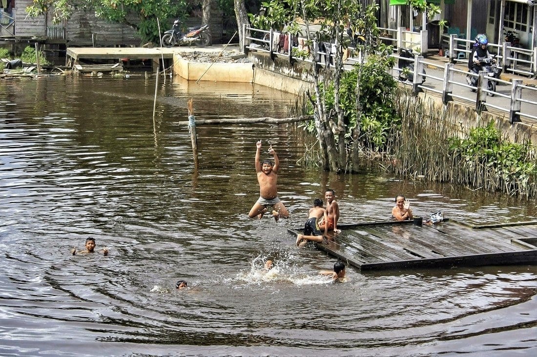 sambas bambini bagno nel fiume