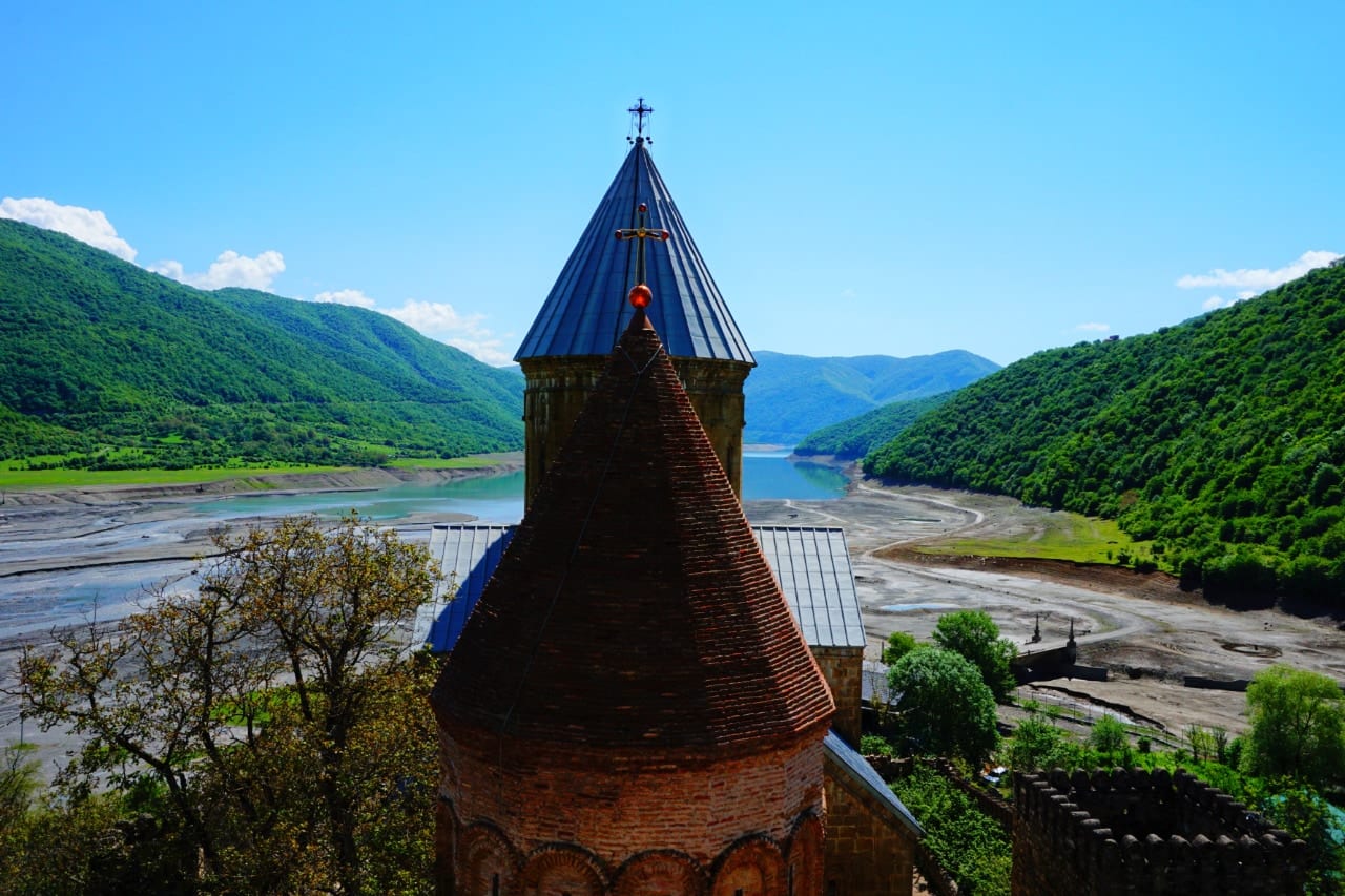 sightseeing Georgia Ananuri fortress