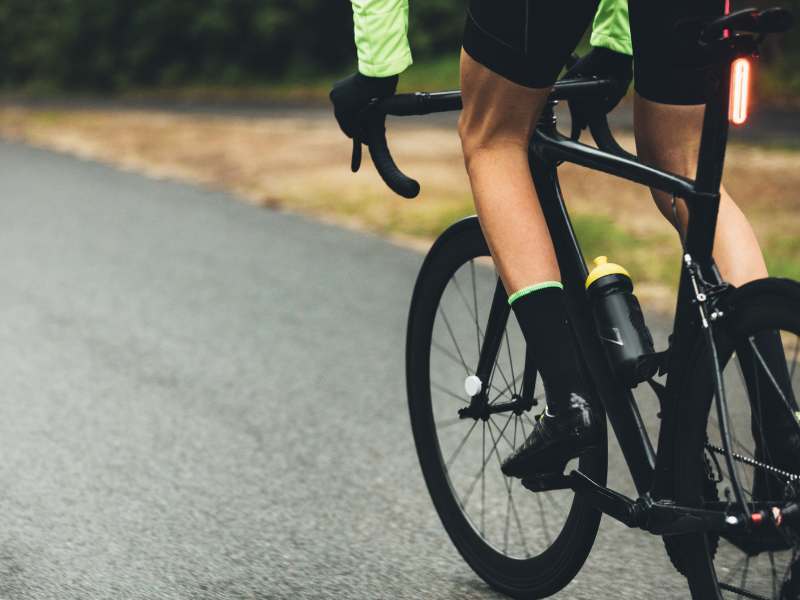 5 Best Cycling Socks for Summer: Breathable, Moisture-Wicking and Comfortable. 1