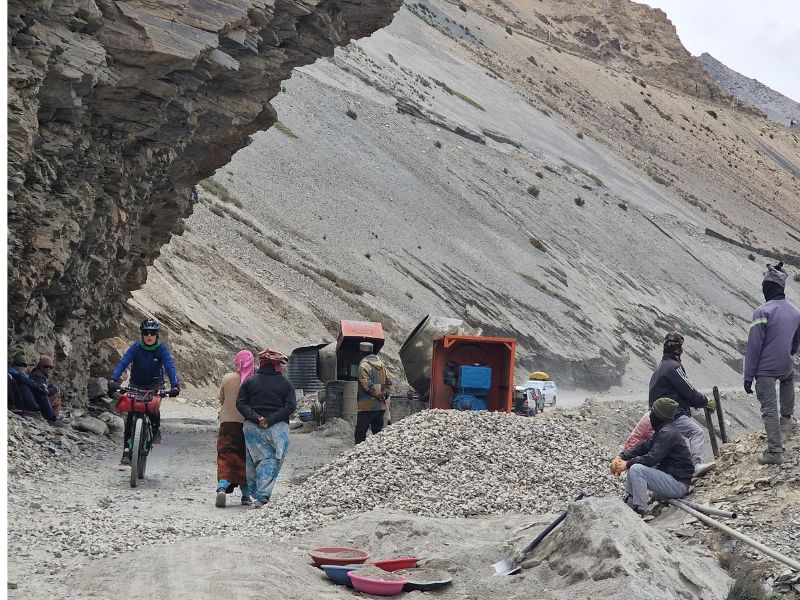 himalayas road workers spiti valley